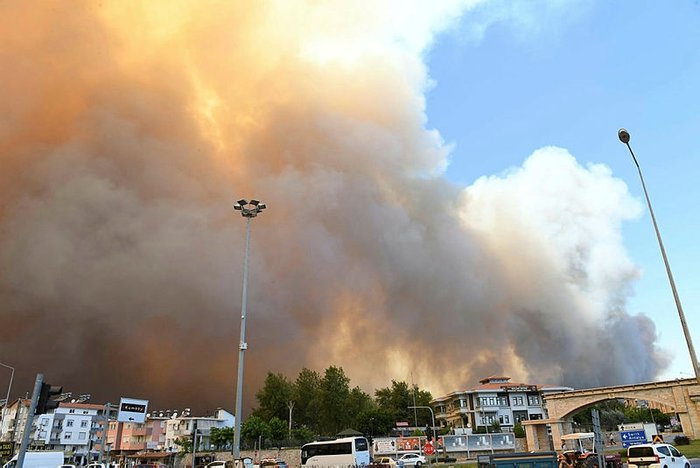 3 bölgede orman yangınlarını söndürme çalışmaları sürüyor
